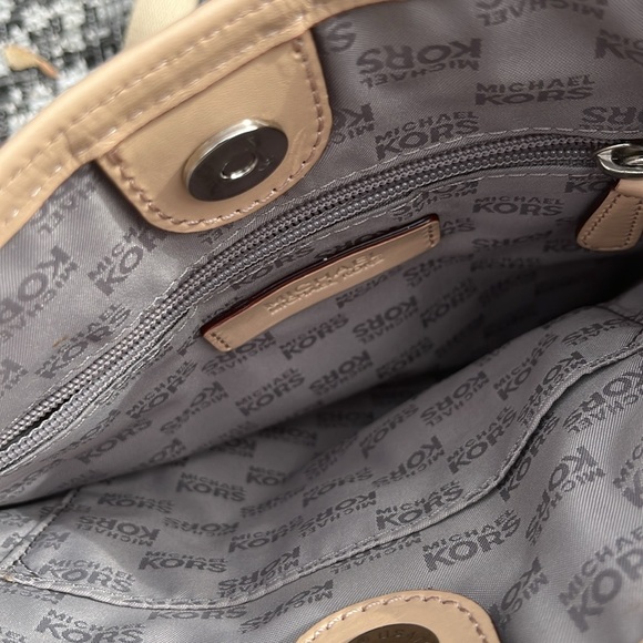 Micheal Kors crossbody bag - Picture 3 of 4